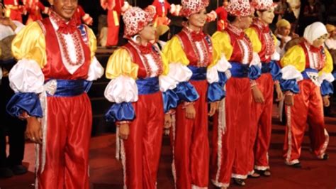 Kajian mengenai etnik baba dan nyonya dan hubungannya dengan rumpun bahasa melayu. Pakaian Tradisional Jawi Peranakan