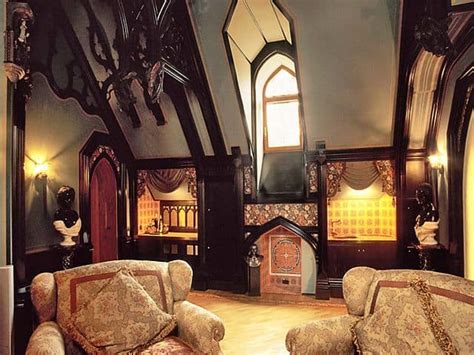 This is due to the desire of people who are trying to deviate from traditions, boring designs, rigid frames. Interior design trends 2017: Gothic living room