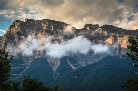 Paisaje Hermoso Del Parque Nacional Famoso De Ordesa Los Pirineos Sp