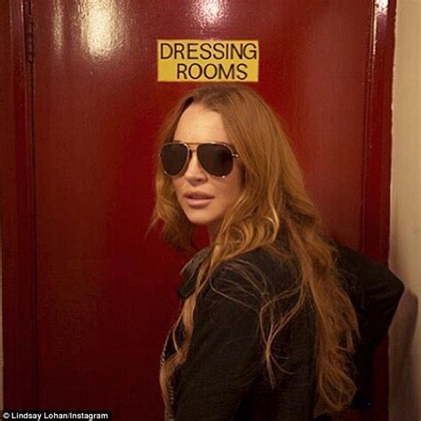 Lindsay Lohan Turns Domestic Goddess As She Cooks Italian Dinner In London Daily Mail Online