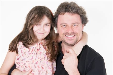 padre e hija abrazar y sonriente en fondo blanco foto premium