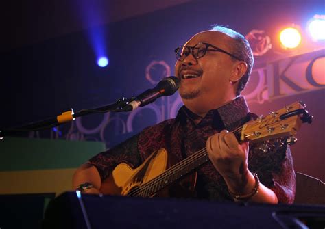 Lirik lagu ebiet g ade. Profil dan Biografi Penyanyi Ebiet G Ade - MusikPopuler.com