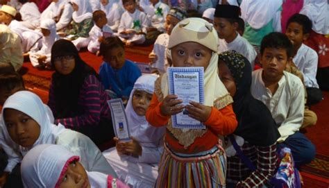 Penyerahan bantuan berupa santunan kepada anak yatim dan piatu. Menteri Agama Beri Santunan ke 1000 Anak Yatim - Foto Tempo.co