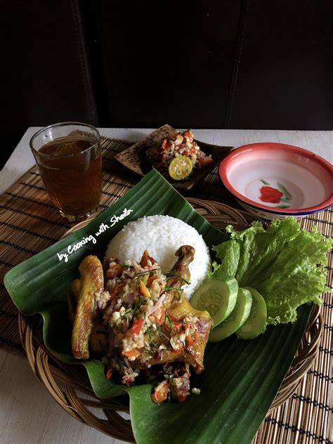 Rebus cabai rawit dan bawang putih sampai lunak, tiriskan. Ayam Goreng pakai sambal bawang sudah pasti enak. Kalau pakai sambal matah gimana yah? Segar ...