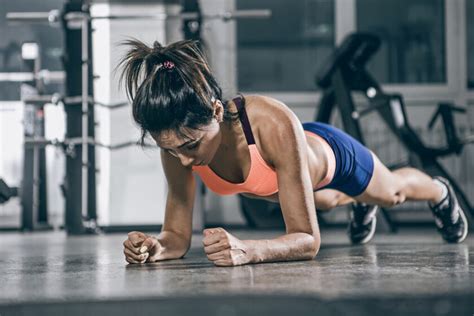 cómo hacer el ejercicio de las planchas correctamente para trabajar mejor tus abdominales