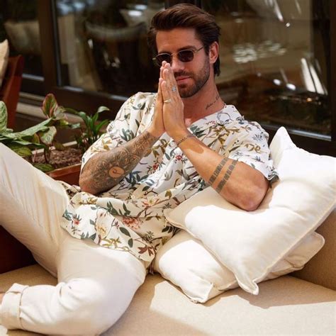 Serkay tütüncü instagram hesabında en son sevgilisi ile olan bu fotoğrafını paylaşıp altına da veda notu düşmüş. Serkay Tütüncü on Instagram: "🌀🙏🏽" | Turkish actors ...