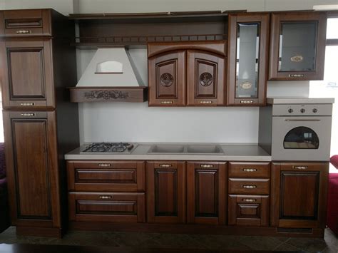 Una composizione tipo è contea, con spiccata personalità stilistica, grande cura dei dettagli e ricerca cromatica della struttura. Cucina Arte Povera in offerta - Cucine a prezzi scontati