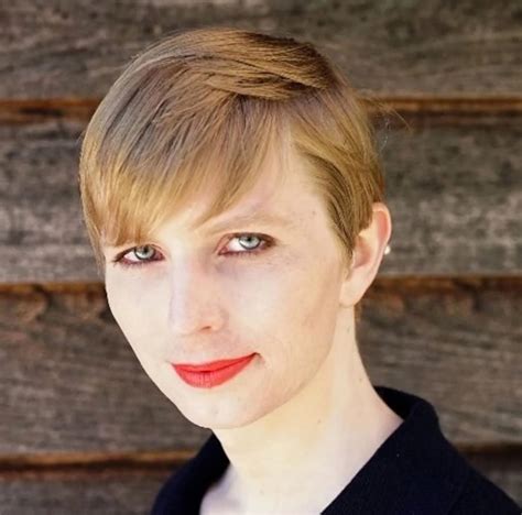 Chelsea Manning Fotografiada En Traje De Baño Y Entrevistada Para La