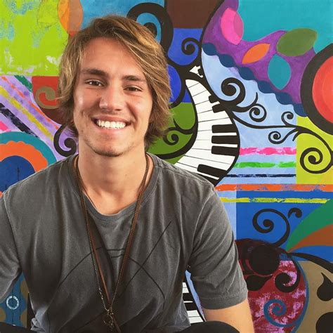 He is 26 years old and is a leo. Mania de Música: Vitor Kley conta sobre sua carreira