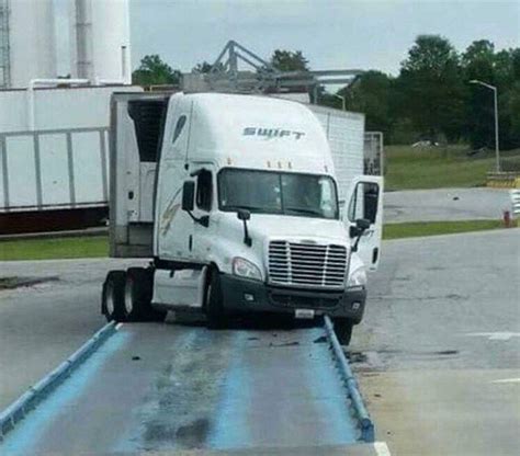 16 Swift Trucking Fails From People Having Substantially Worse Days