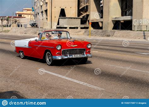 Coche Retro Del Taxi Con Los Turistas En Havana Cuba Fotografía