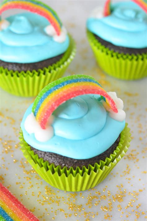 Regenbogen muffins / rainbow cupcakes. Rainbow Cupcakes With a Hidden Surprise - Mommy's Fabulous ...