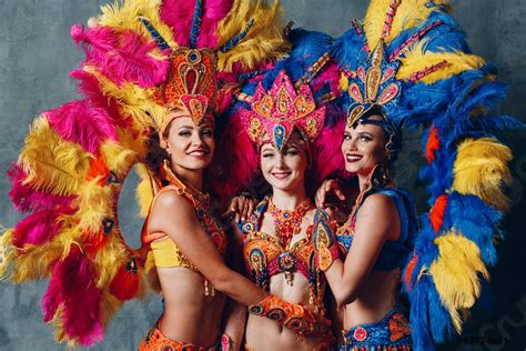 Tres mujer en traje de carnaval de samba brasileña foto de stock