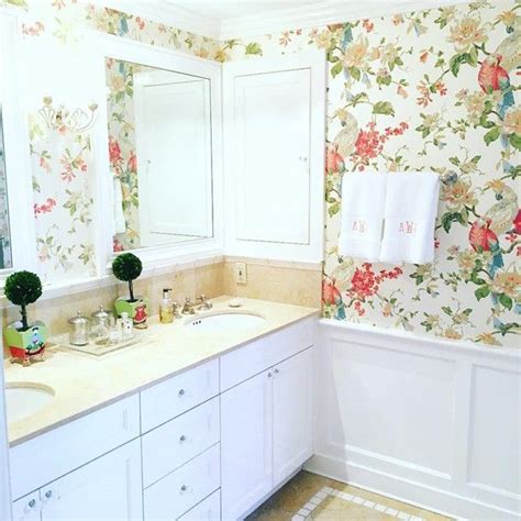 Small Master Bathroom Design Ideas With Floral Wallpapers