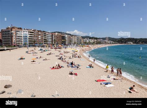Plage Bondée En Mediterranean Resort Lloret De Mar Costa Brava Catalogne Espagne Photo Stock