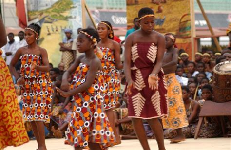 Adowa Dancers Ghanaian Wedding African People People Dancing