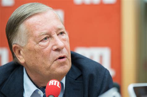 Il est professeur émérite des universités à l'iep paris. Alain Duhamel - Quelle est sa taille
