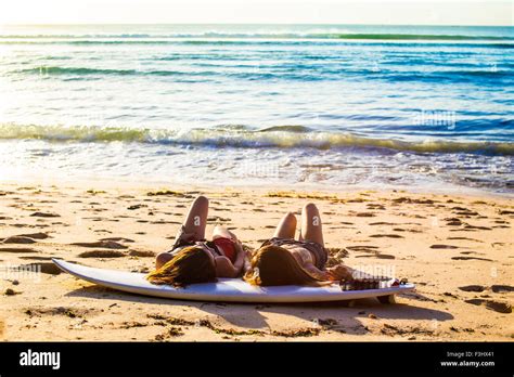 Girls Lying Beach Stockfotos Und Bilder Kaufen Alamy