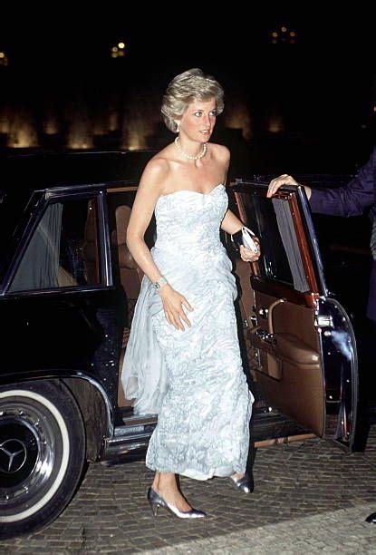 Princess Diana Attends A Banquet At The Presidents Palace In Yaounde Cameroon Wearing A