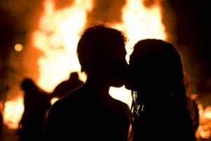 Descubre qué rituales puedes hacer esa noche tan especial para atraer el amor, dinero y. RITUALES DE AMOR PARA LA NOCHE DE SAN JUAN - La Mágica ...