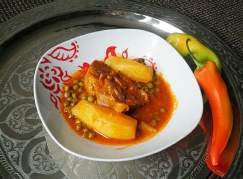 Pour compléter le service du couscous, vous pouvez diluer une cuillerée à café de harissa dans un bol de bouillon et le présenter aux amateurs de saveurs fortes. Jelbena, Tunisie, plat sauce, harissa, viande, petits pois ...