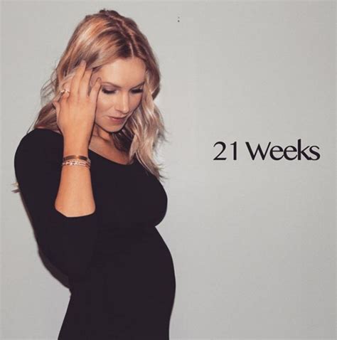 She had unwittingly discovered a file on the mainframe that she wasn't supposed to read. Le baby bump d'Angela Price | Hollywoodpq.com