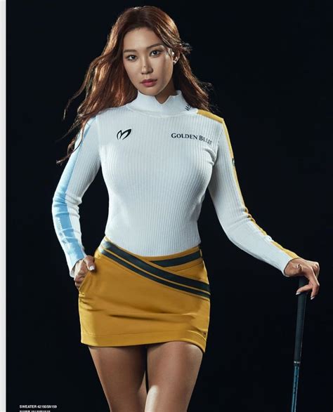 画像に含まれている可能性があるもの 1人以上、立ってる 複数の人 golf outfits women sexy sports girls sexy golf