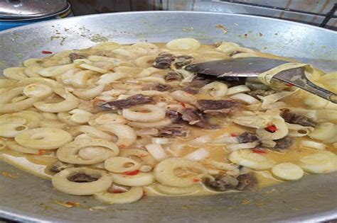 Pecahkan telur, masukkan ke dalam mangkok campur jadi satu telur, irisan pempek dan daun bawang, lalu tambahkan garam sedikit. Gulai Santan Umbut Pisang, Olahan Batang Pisang yang Nikmat