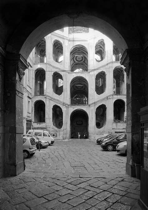 Palazzo sanfelice è un'architettura del '700 ma è anche un luogo dell'immaginario, che vive nei libri, nel teatro, nei film immaginate quindi di trovarvi nella napoli barocca ed immaginate di trovarvi in un luogo dove l'aria è salubre, mettete la nota superstizione del. Ferdinando Sanfelice, Palazzo Sanfelice, Napoli, Italy ...