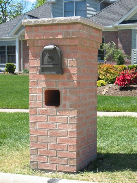 I love the light, the numbers, everything about it. Charming+Brick+Wall+Mailbox | Brick mailbox, Exterior ...