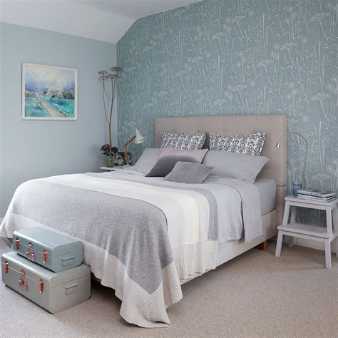 The dark blue colour in combination with (light) wood, gives the room air. Blue bedroom ideas - see how shades from teal to navy can ...