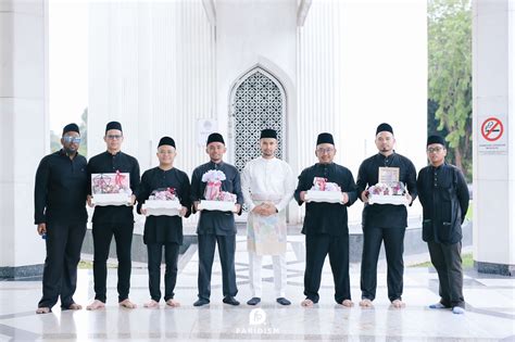 Fan made #lagugalau menetaplah walau sejenak senyummu perlahan sirna namun hanya ada geram yang terdengar atau relungku yang dipeluk pilu tak ingin kemana. Mohamad Arif & Farah Nadia | July 19 & 20, 2019 | Faridism ...