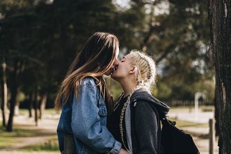 A Wlw Sideblog Lesbian Couple Lesbian Lesbians Kissing