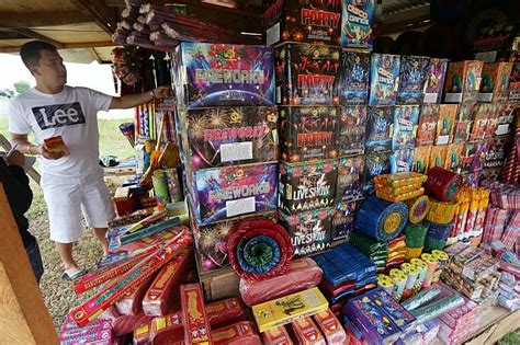 Srp Firecracker Vendors Wait For Sales To Pick Up Cebu Daily News