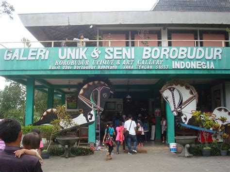 Mela berkarakter pendiam dan berpikir dua kali sebelum bertindak. Koleksi Gambar Karikatur Candi Borobudur | Phontekno