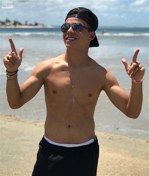 Thomaz Costa Sem Camisa E De Sunga Exibindo Tanquinho Volume Na Cueca