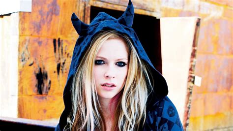 Avril Lavigne Women Singer Blonde Smoky Eyes Blue Eyes Dyed Hair Looking At Viewer