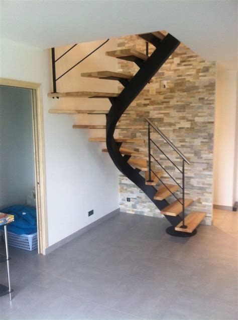Ils seront à la fois décoratifs et sécurisants pour votre foyer. Escalier métallique, limon central débillardé, marches en ...