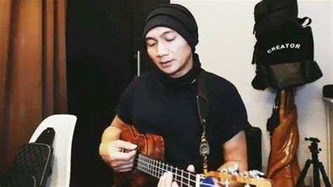 Dari penangkapan tersebut, polisi juga mengamankan barang bukti narkoba diduga ganja. Chord Kunci Gitar dan Lirik Lagu Dia - Anji, Oh Tuhan Ku ...