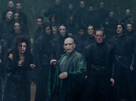 Harry és barátai bejutnak roxfortba, figyelmeztetik a tanárokat voldemort eljövetelére. Harry Potter és a Halál ereklyéi II. rész (Harry Potter ...