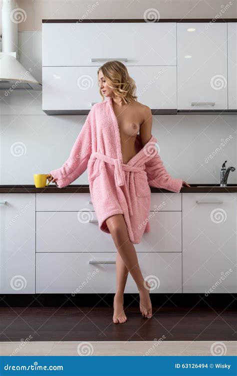 Heiße Hausfrau Löste Bademantel Und Entblößte Ihre Brust Stockfoto