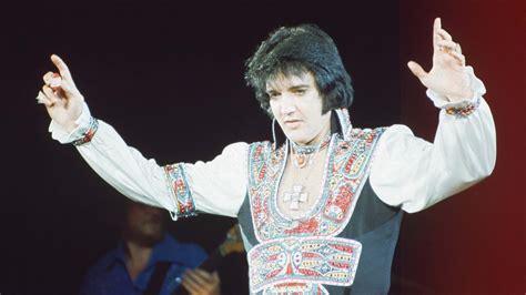 Elvis presley death shocks world august 16, 1977. A photo revealed from 1994 fuels conspiracy that Elvis ...