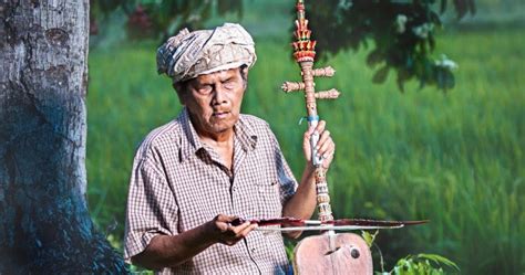 Pada umumnya alat musik melodis adalah alat musik yang tidak dapat memainkan kord sendirian akan tetapi bisa membunyikan melodi didalam lantunan sebuah lagu. Alat Musik Harmonis, Pengertian dan Contohnya - Indonesia Pintar