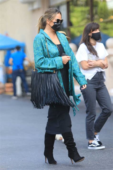 Последние твиты от chrissy teigen (@chrissyteigen). Chrissy Teigen in a Black Protective Mask Buys Flowers at ...