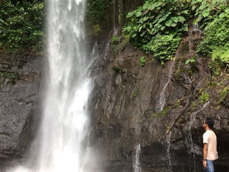 Air terjun atau curug ciastana memiliki dua tingkatan dengan ketinggian yang berbeda, serta memiliki kolam. Curug Cigumawang di Padarincang Serang Banten, Review Trekking dan Ragam Wisata Lengkap