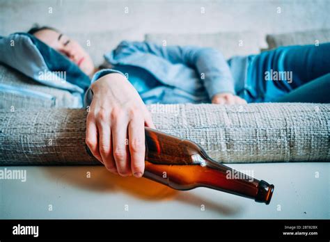 Drunken Woman Sleeping Fotos Und Bildmaterial In Hoher Aufl Sung Alamy