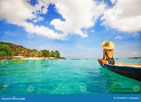Mujer Que Navega Un Barco En Una Isla Del Paraíso Imagen De Archivo Imagen De Océano Maldivas