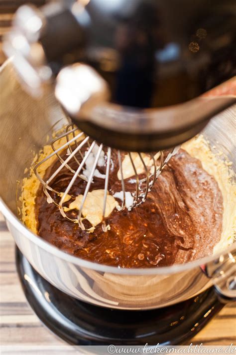 Ich bringe sie gerne mit, wenn ich eingeladen bin. Schoko-Kokos-Kuchen mit karamellisierten Bananen | lecker ...