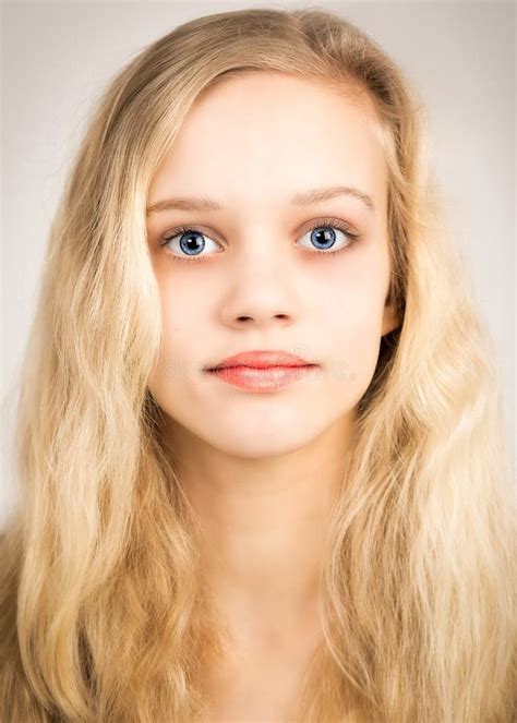 Belle Adolescente Blonde Regardant Dans Lappareil Photo Image Stock