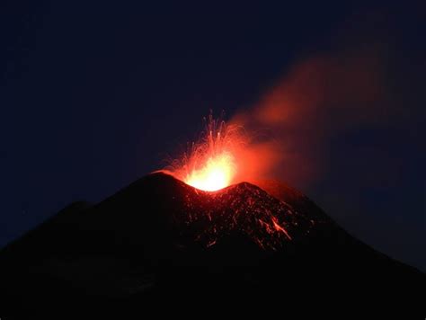 L'attività 'stromboliana' continua anche se con un lieve calo di energia. L'Etna è in eruzione: | lava, boati e anelli di fumo ...
